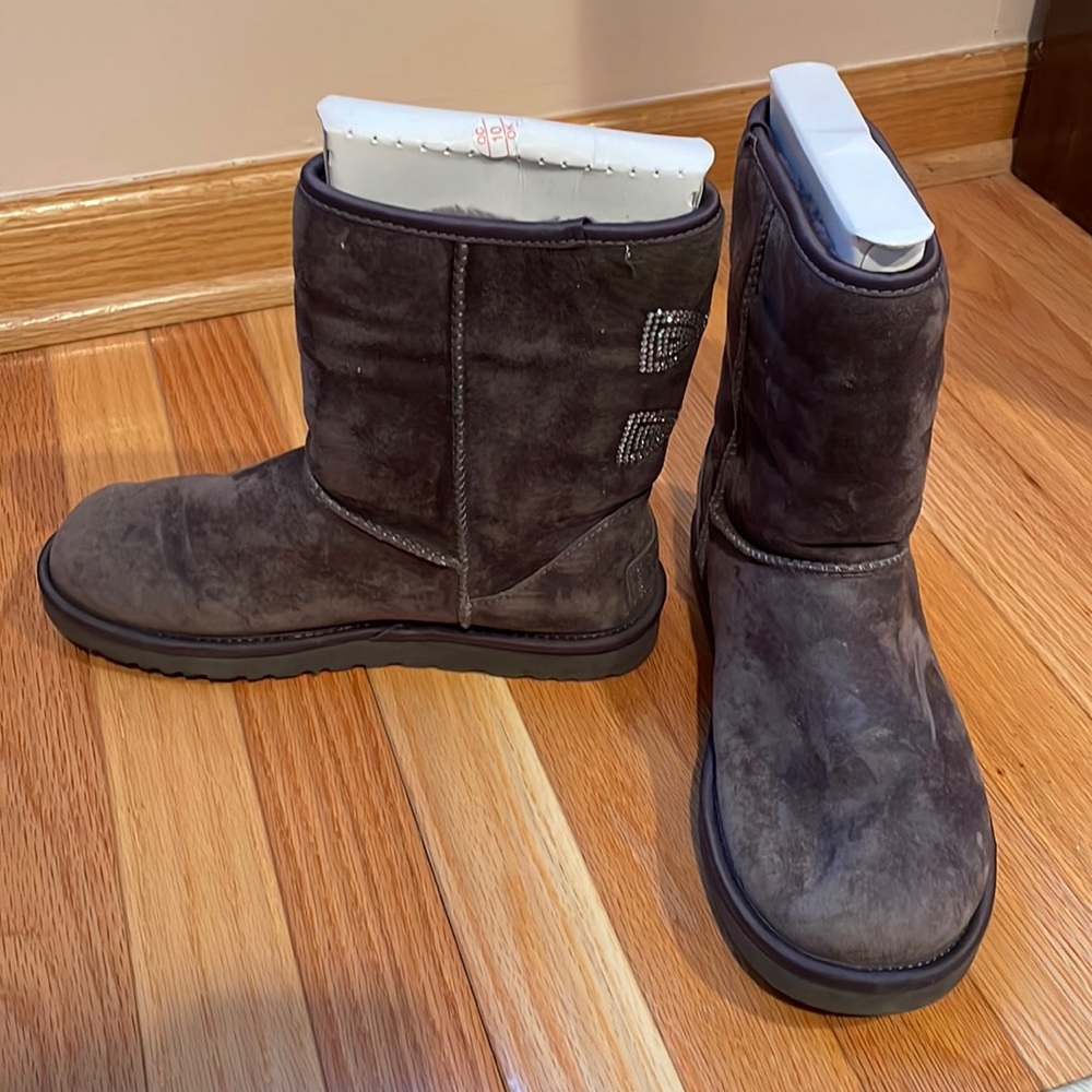Women’s UGG Classic Short Boots - Size 8